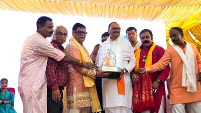 तीसरा बड़ा मंगल: लखनऊ भर में भारी मतदान, राजनीतिक नेता शामिल हुए
