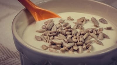 गर्मियों में ठंडक देने वाली मिठाई के लिए प्राकृतिक मिठास के साथ कम कैलोरी वाला 4-घटक सूरजमुखी के बीज का हलवा
