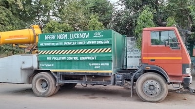 लखनऊ में नाली सफाई अभियान का उल्टा असर: गाद के ढेर से सड़कें जाम, यातायात और कारोबार बाधित