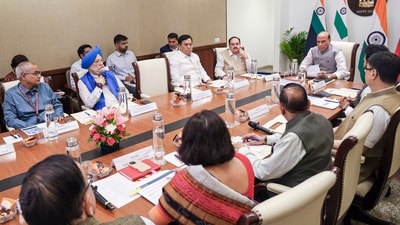 कोई कमी नहीं, लेकिन ₹1,000 करोड़ प्रतिदिन के नुकसान से ईंधन की कीमतें नियंत्रण में हैं, पीएम मोदी की ‘पेट्रोल बचाओ’ अपील के बाद सरकार ने बताया