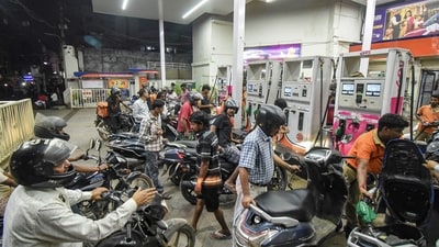पेट्रोल, डीजल की कीमतें फिर बढ़ीं. दिल्ली, मुंबई, कोलकाता, चेन्नई में दरें जांचें