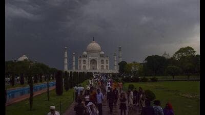 People gather at the Taj Mahal on a cloudy and rai 1777575574354