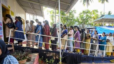 People wait in a queue to cast votes during the Ke 1777806296802