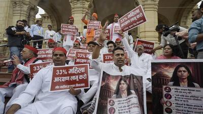 Samajwadi Party MLAs protest during the special se 1777569632149