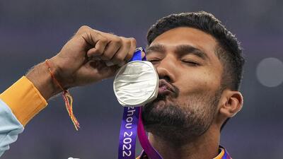 Tejaswin Shankar poses with his silver medal at th 1777722567127