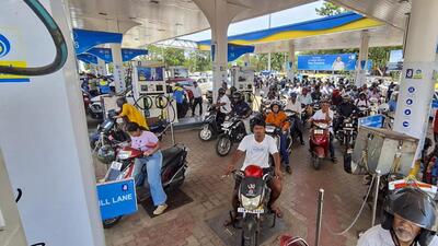 Vehicles line up at a petrol pump amid heavy rush 1779159038027