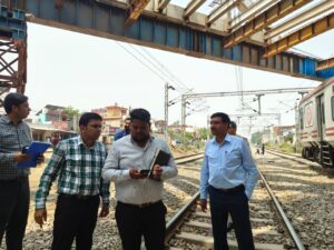 मंडल रेल प्रबंधक द्वारा जौनपुर जंक्शन स्टेशन यार्ड री-मॉडलिंग कार्य का निरीक्षण, सुरक्षा एवं गुणवत्ता पर दिया विशेष जोर 6 WhatsApp Image 2026 05 20 at 6.10.38 PM