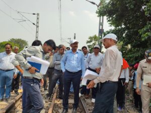 मंडल रेल प्रबंधक द्वारा जौनपुर जंक्शन स्टेशन यार्ड री-मॉडलिंग कार्य का निरीक्षण, सुरक्षा एवं गुणवत्ता पर दिया विशेष जोर 3 WhatsApp Image 2026 05 20 at 6.10.42 PM