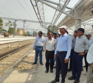 मंडल रेल प्रबंधक द्वारा जौनपुर जंक्शन स्टेशन यार्ड री-मॉडलिंग कार्य का निरीक्षण, सुरक्षा एवं गुणवत्ता पर दिया विशेष जोर 2 WhatsApp Image 2026 05 20 at 6.10.43 PM