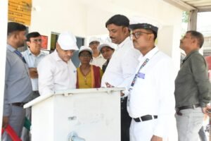 लखनऊ-सीतापुर रेलखंड पर पूर्वोत्तर रेलवे का सघन संरक्षा निरीक्षण, अधिकारियों ने परखा सुरक्षा तंत्र 3 WhatsApp Image 2026 05 21 at 5.39.18 PM