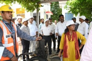 लखनऊ-सीतापुर रेलखंड पर पूर्वोत्तर रेलवे का सघन संरक्षा निरीक्षण, अधिकारियों ने परखा सुरक्षा तंत्र 5 WhatsApp Image 2026 05 21 at 5.39.19 PM 1