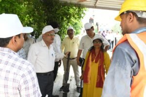 लखनऊ-सीतापुर रेलखंड पर पूर्वोत्तर रेलवे का सघन संरक्षा निरीक्षण, अधिकारियों ने परखा सुरक्षा तंत्र 4 WhatsApp Image 2026 05 21 at 5.39.20 PM