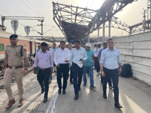 डीआरएम लखनऊ ने चारबाग स्टेशन पर एयर कॉनकोर्स निर्माण कार्य का किया गहन निरीक्षण यात्रियों की सुविधा, सुरक्षा और आधुनिक स्टेशन विकास को लेकर दिए महत्वपूर्ण निर्देश 3 WhatsApp Image 2026 05 23 at 7.29.26 PM