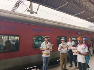 गोरखपुर रेलवे स्टेशन पर चला विशेष संरक्षा जागरूकता अभियान, नुक्कड़ नाटक के माध्यम से यात्रियों को दिए अग्नि सुरक्षा एवं स्वच्छता के संदेश 8 WhatsApp Image 2026 05 30 at 4.19.30 PM 1