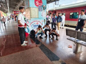 गोरखपुर रेलवे स्टेशन पर चला विशेष संरक्षा जागरूकता अभियान, नुक्कड़ नाटक के माध्यम से यात्रियों को दिए अग्नि सुरक्षा एवं स्वच्छता के संदेश 2 WhatsApp Image 2026 05 30 at 4.19.33 PM 1