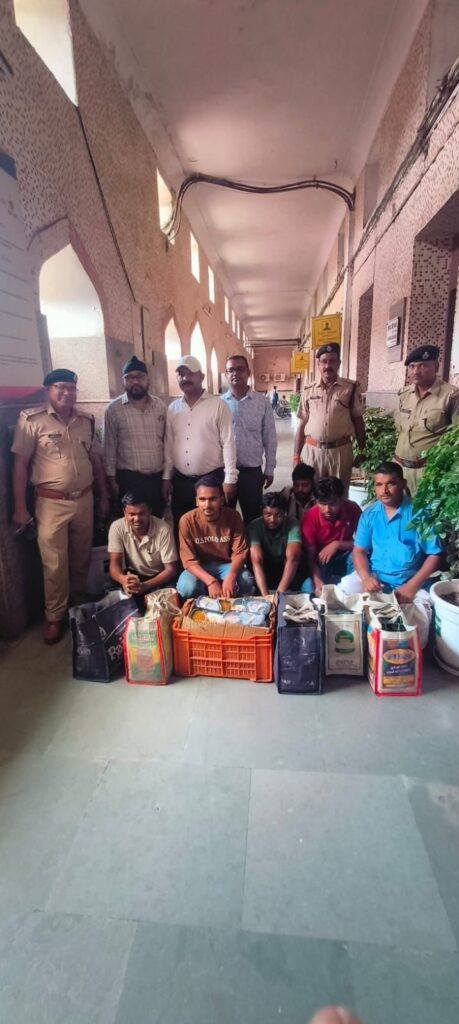 लखनऊ स्टेशन पर अवैध विक्रेताओं के विरुद्ध बड़ी कार्रवाई, छह अनधिकृत फेरीवाले गिरफ्तार 2 WhatsApp Image 2026 05 30 at 7.23.57 PM