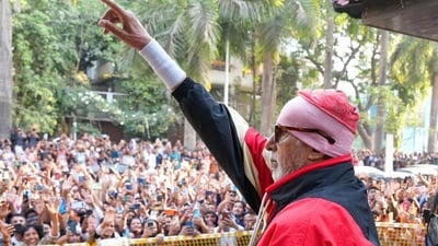 अभिनेता को देखने के लिए घंटों इंतजार करने के बाद जलसा के बाहर अमिताभ बच्चन का प्रशंसक बेहोश होकर सड़क पर गिर गया। घड़ी