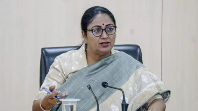 दिल्ली की मुख्यमंत्री रेखा गुप्ता ने विवेक विहार में आग लगने से 9 लोगों की मौत पर शोक व्यक्त किया, राहत और सहायता का आश्वासन दिया | भारत समाचार