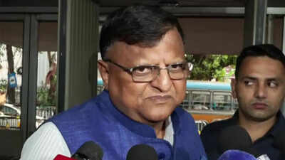 सुवेंदु सरकार ने बंगाल के शीर्ष चुनाव अधिकारी मनोज कुमार अग्रवाल को मुख्य सचिव नियुक्त किया | भारत समाचार