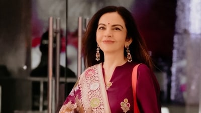एनएमएसीसी में एक फोटोशूट के लिए नीता अंबानी ने साधारण बैंगनी रेशम सूट में पुरानी दुनिया की सुंदरता का परिचय दिया अंदर की तस्वीरें