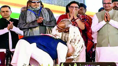 pms salute to 97 year old jana sangh veteran steals the show