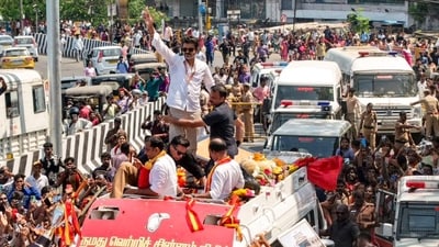 डीएमके कार्यकर्ता का कहना है कि विजय तमिलनाडु के अगले सीएम होंगे क्योंकि थलपति की टीवीके ने शानदार शुरुआत की है