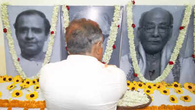 west bengal bjp chief samik bhattacharya pays tribute to syama prasad mookerjee in bhawanipur