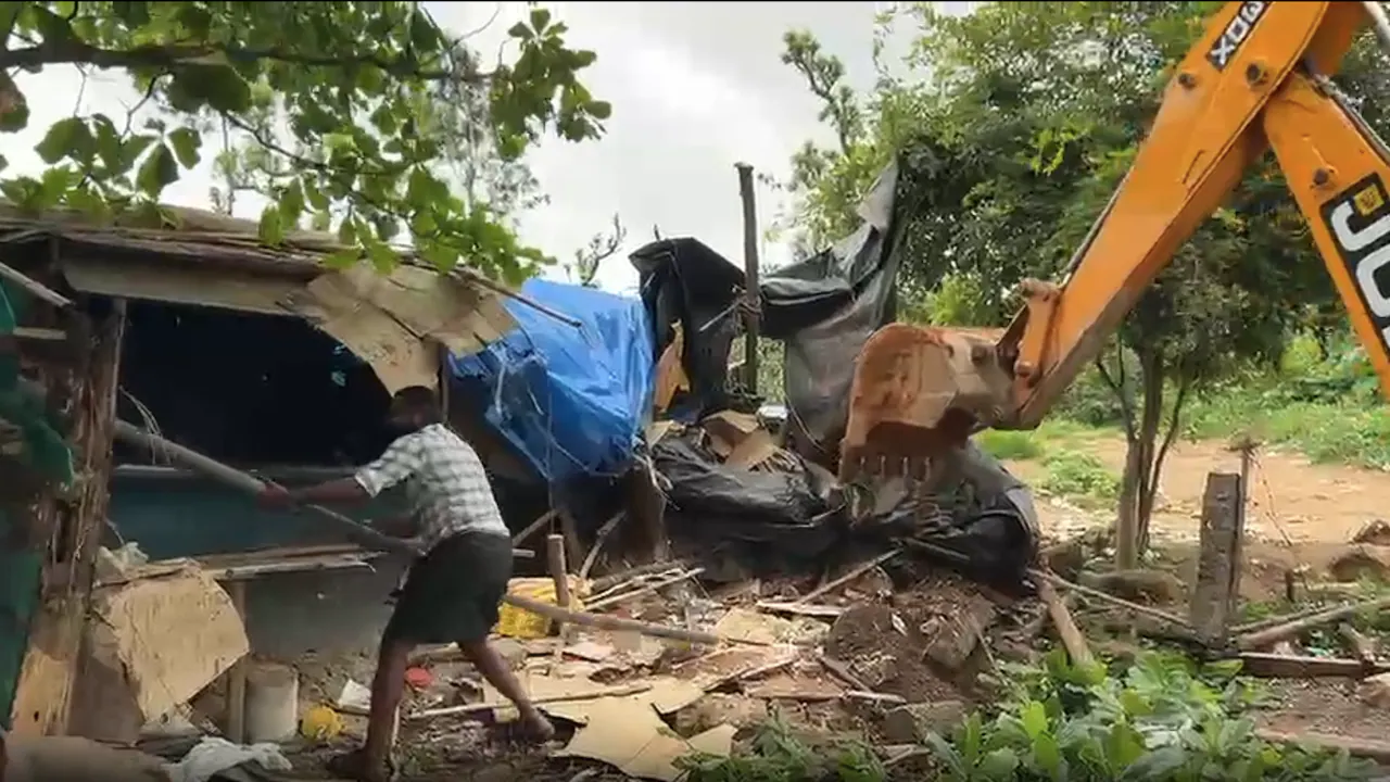 केरल के इडुक्की में 'ऑपरेशन तूफान' के तहत ड्रग तस्कर की दुकान को ध्वस्त कर दिया गया
