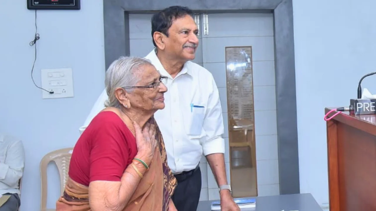 आंध्र की 94 वर्षीय कोंड्रागुंटा महालक्ष्मम्मा ने भारतीय नागरिकता के लिए अमेरिकी पासपोर्ट छोड़ दिया