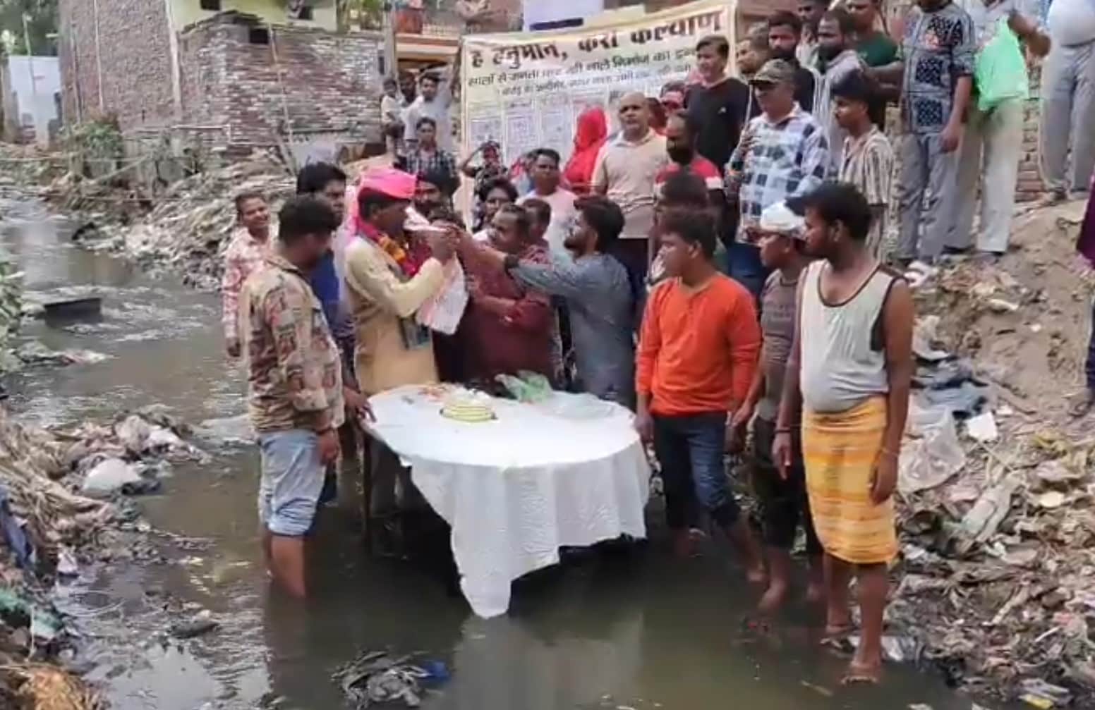 वीडियो: आगरा में बीजेपी पार्षद ने नाले में खड़े होकर काटा बर्थडे केक