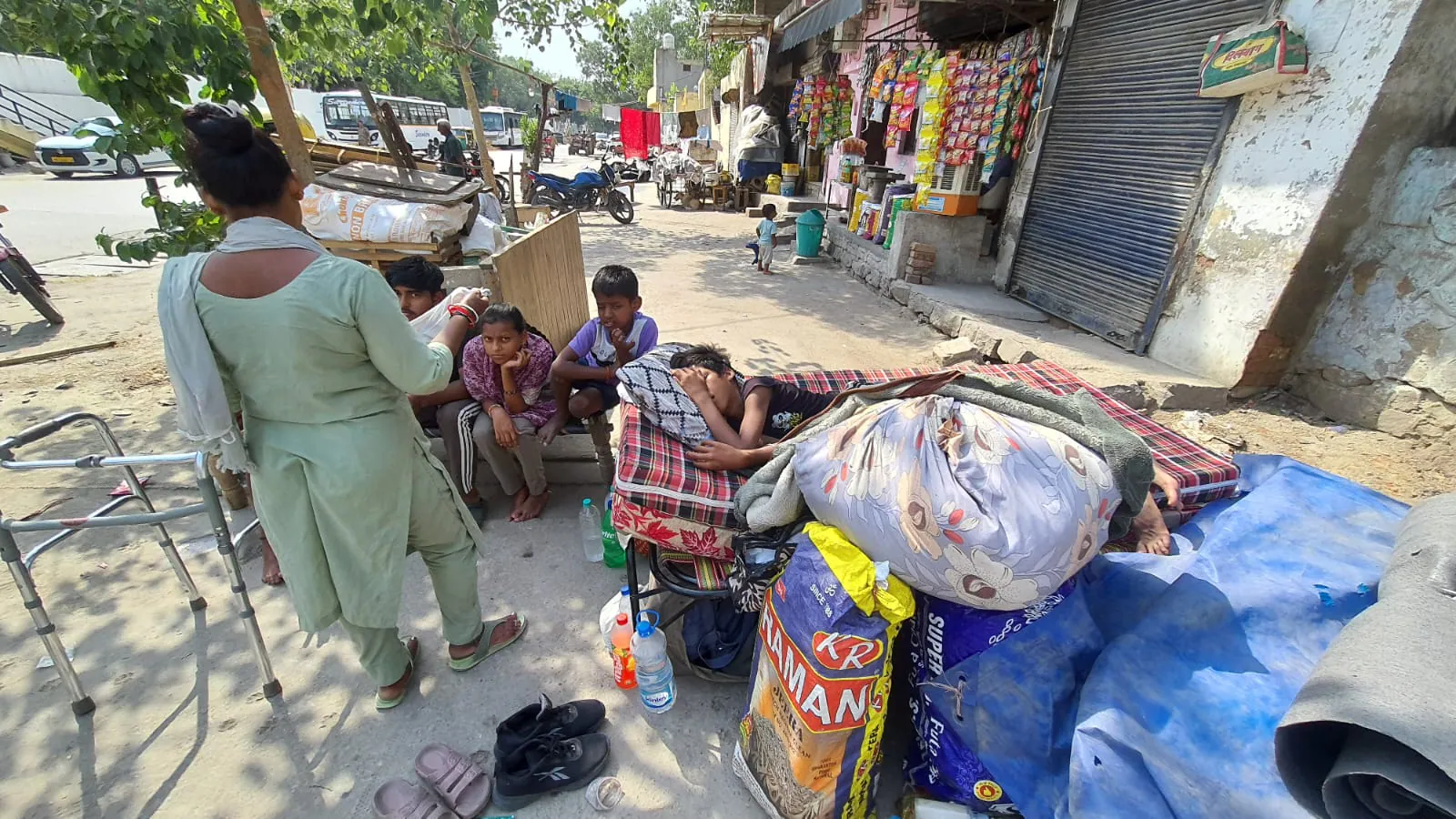 'हम कहां जाएं?' यमुना बाजार में तोड़फोड़ के बाद 310 परिवार सड़कों पर आ गए