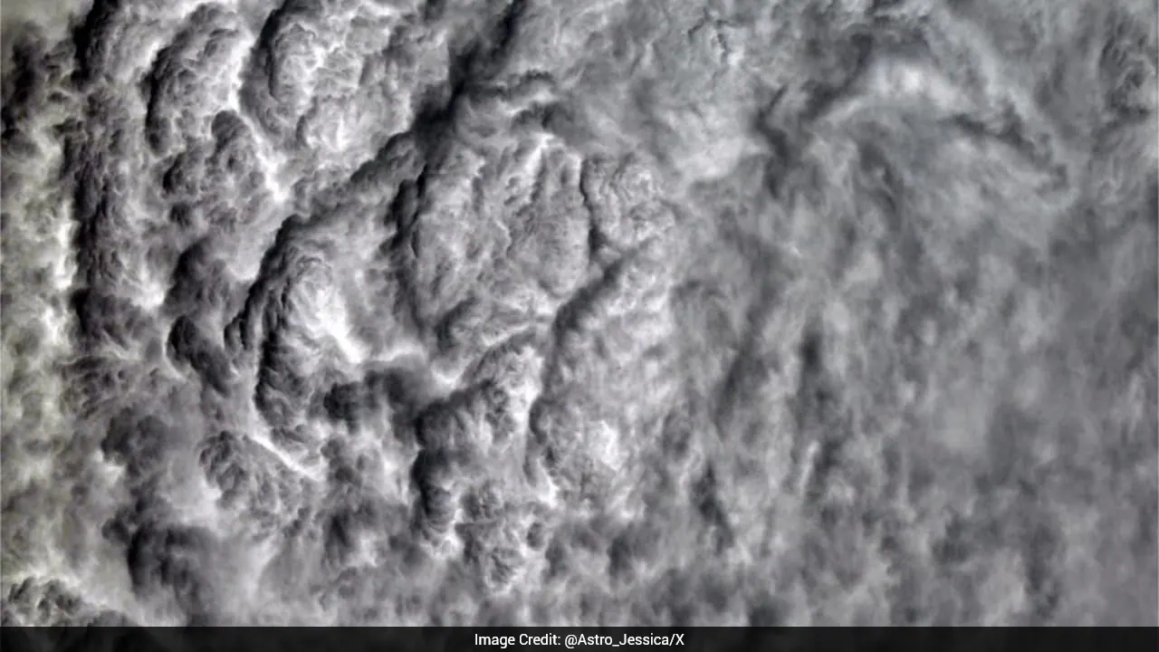 नासा के अंतरिक्ष यात्री ने अंतर्राष्ट्रीय अंतरिक्ष स्टेशन से देखे गए गरज वाले बादलों की लुभावनी तस्वीरें साझा कीं
