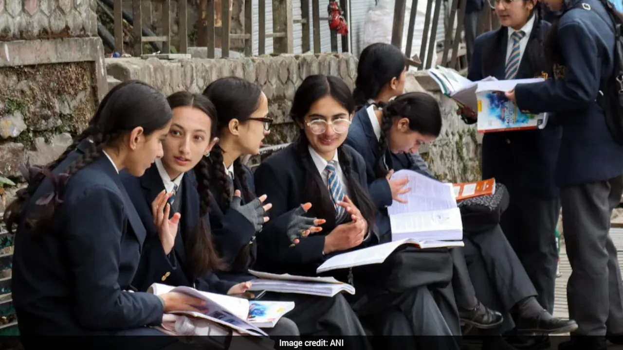 सीबीएसई ने त्रिभाषा नीति पर दिशानिर्देश जारी किए: बोर्ड परीक्षा नियम, छूट, भारतीय भाषा योजना