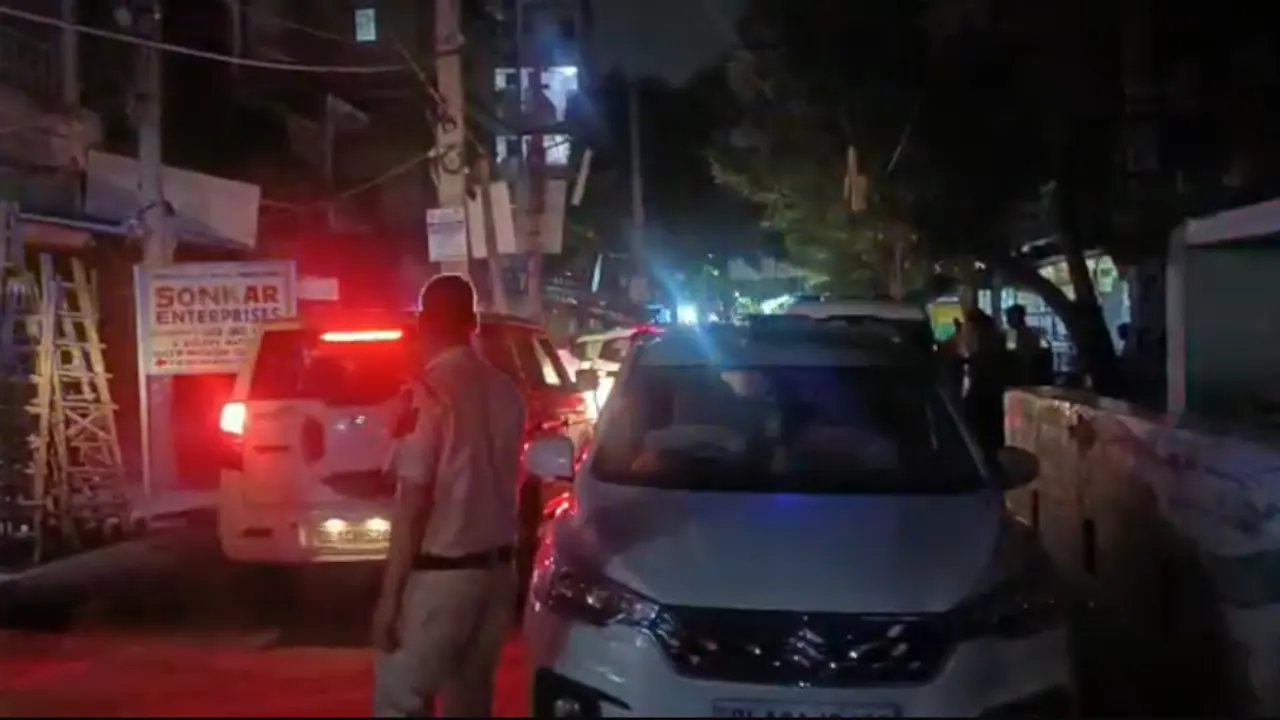 आदमी ने लखनऊ से दिल्ली की यात्रा की, अफेयर के संदेह में पत्नी को सोते समय मार डाला