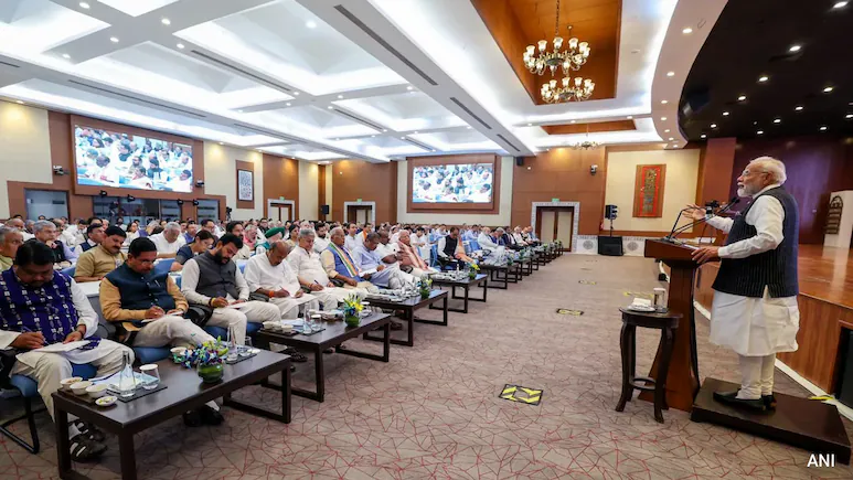 प्रधानमंत्री नरेंद्र मोदी ने शीर्ष नौकरशाहों के साथ उच्च स्तरीय बैठक की अध्यक्षता की