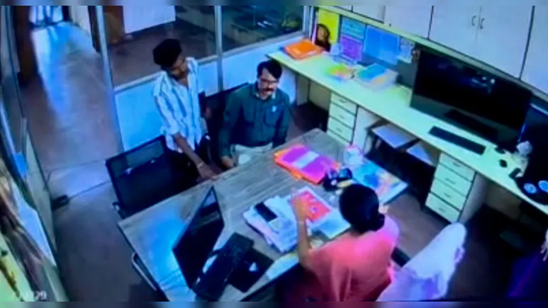 कैमरे पर, स्थानांतरण प्रमाणपत्र विवाद को लेकर स्कूली छात्र ने शिक्षक पर चाकू से हमला किया