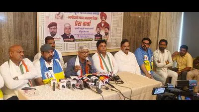 Congress leaders addressing a press conference in 1782400981381