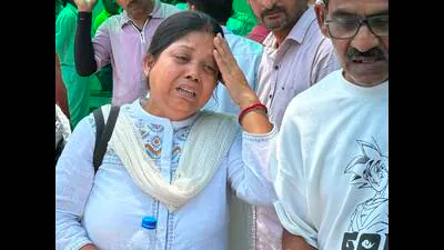 Grieving parents of Anamika Samant who came from 1782228694658