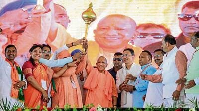 योगी आदित्यनाथ का कहना है कि कांग्रेस की सत्ता की लालच के कारण विभाजन हुआ
