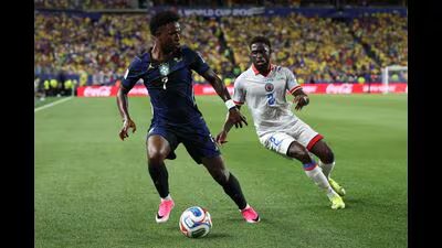 बाएं हाथ की ड्राइव: विनीसियस जूनियर ब्राज़ील को कैसे चला सकता है 2 Vinicius Junior of Brazil controls the ball agains 1782231335482