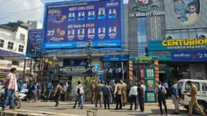 लखनऊ विकास प्राधिकरण (एलडीए) की बड़ी कार्रवाई: फिनिक्स मॉल के पास आकाश कोचिंग, सेंचुरियन डिफेंस एकेडमी और मछली मंडी क्षेत्र में कई दुकानें सील 3 WhatsApp Image 2026 06 24 at 3.47.28 PM