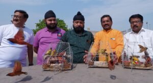 101 पक्षियों को पिंजरे से आज़ाद कर अलीगंज अग्निकांड के दिवंगत बच्चों को दी भावभीनी श्रद्धांजलि, 1090 चौराहे पर आयोजित हुआ श्रद्धांजलि कार्यक्रम 3 WhatsApp Image 2026 06 25 at 2.10.35 PM 2