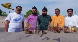 101 पक्षियों को पिंजरे से आज़ाद कर अलीगंज अग्निकांड के दिवंगत बच्चों को दी भावभीनी श्रद्धांजलि, 1090 चौराहे पर आयोजित हुआ श्रद्धांजलि कार्यक्रम 2 WhatsApp Image 2026 06 25 at 2.10.35 PM