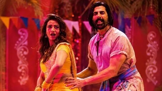 अक्षरा सिंह का कहना है कि 104 डिग्री बुखार होने के बावजूद अक्षय कुमार ने घिस घिस घिस गाने की शूटिंग जारी रखी