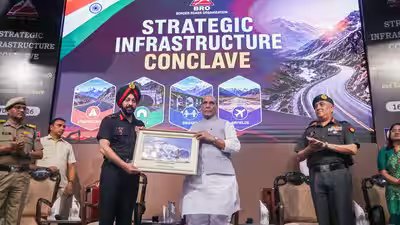 बॉर्डर इन्फ्रा भविष्य में अपरिहार्य भूमिका निभाएगा: राजनाथ; विश्व स्तरीय बुनियादी ढाँचा बनाने के लिए विशिष्ट तकनीक अपनाने के लिए बीआरओ की सराहना | भारत समाचार 4 132439107