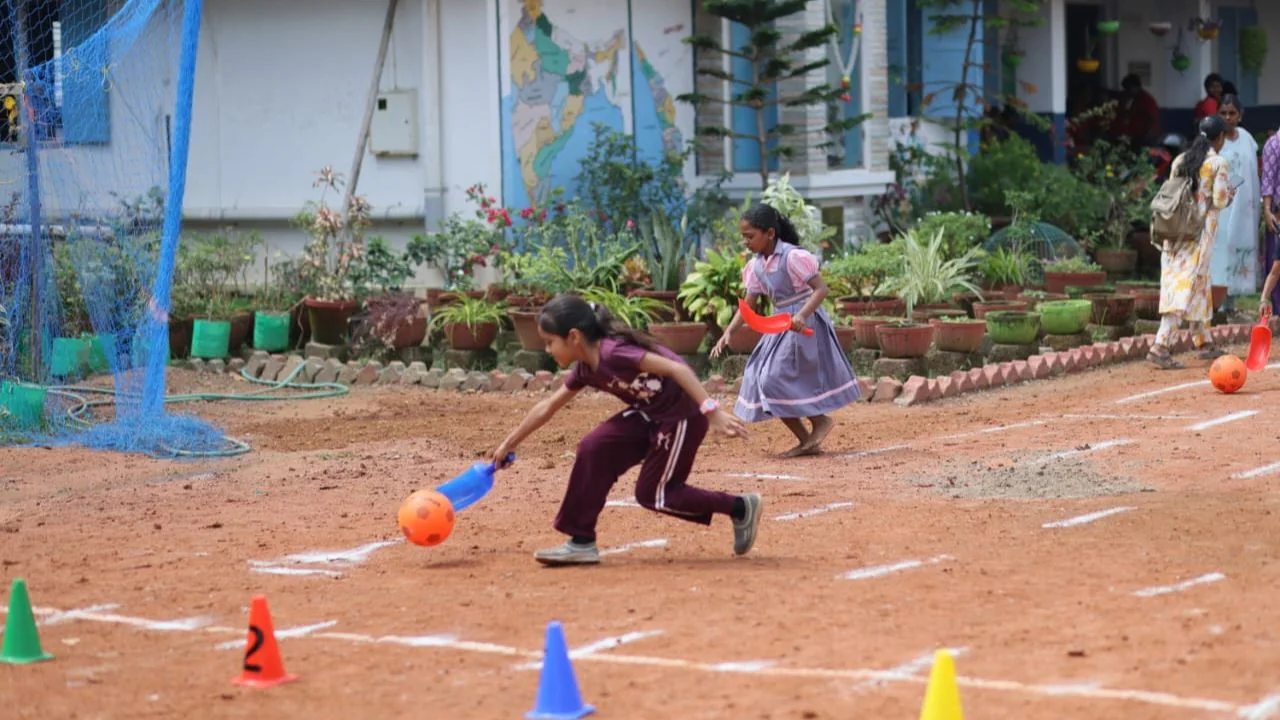 क्यों शारीरिक शिक्षा पब्लिक स्कूलों में उपस्थिति का एक प्रमुख चालक बन रही है?