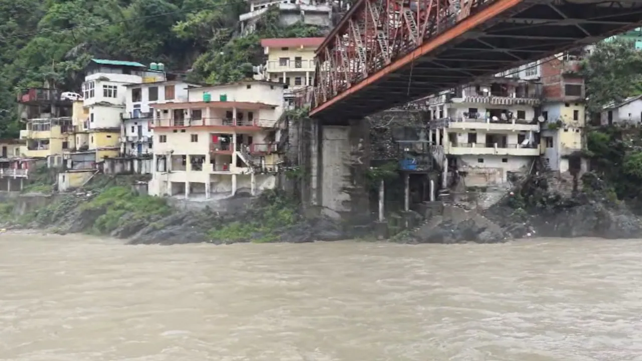 उत्तराखंड में आज बहुत भारी बारिश की आशंका के चलते ऑरेंज अलर्ट जारी किया गया है