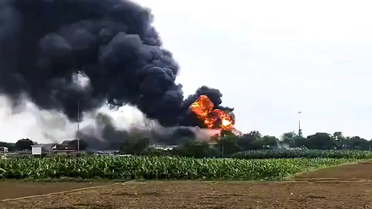 कौशाम्बी टोल बूथ दुर्घटना वीडियो: कैमरे पर, एलपीजी टैंकर नियंत्रण से बाहर हो गया, यूपी टोल बूथ से टकरा गया, 5 की मौत