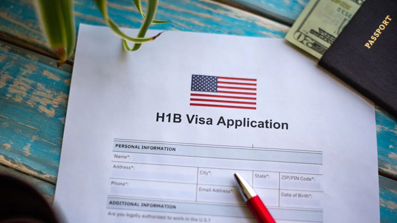 डोनाल्ड ट्रम्प ने H-1B वीजा नियमों को सख्त किया, फिर नवीनीकरण रिकॉर्ड स्तर पर पहुंच गया