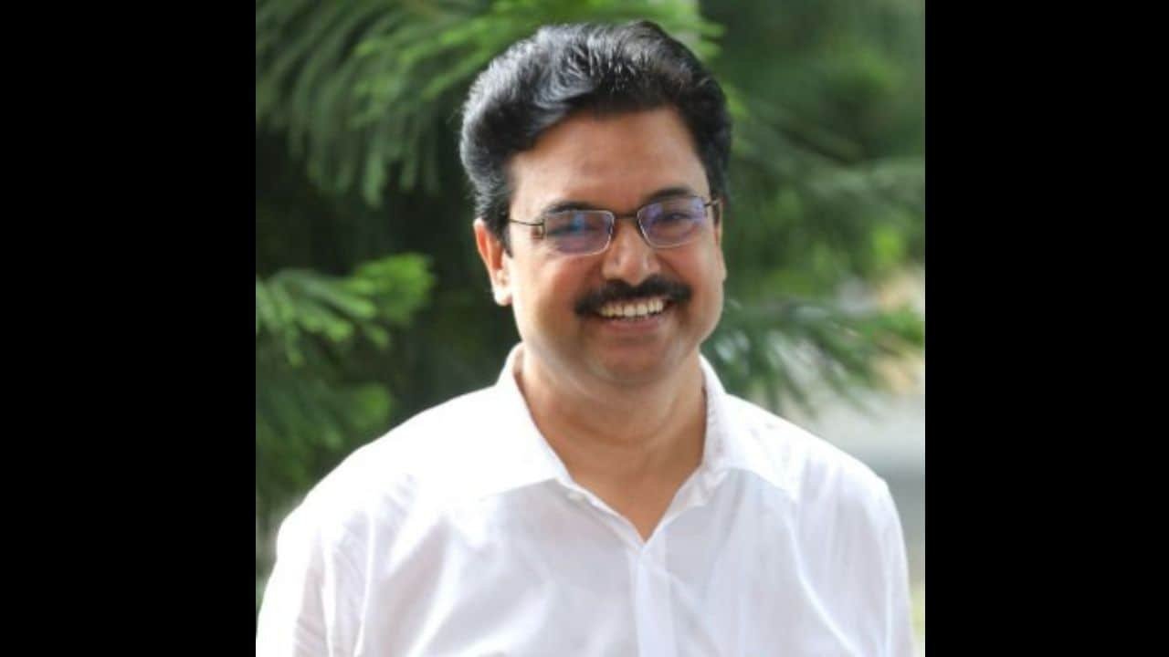 कौन हैं प्रोफेसर योगेश सिंह? दिल्ली विश्वविद्यालय के वीसी को लगातार दूसरे कार्यकाल के लिए पुनः नियुक्त किया गया 1 कौन हैं प्रोफेसर योगेश सिंह? दिल्ली विश्वविद्यालय के वीसी को लगातार दूसरे कार्यकाल के लिए पुनः नियुक्त किया गया